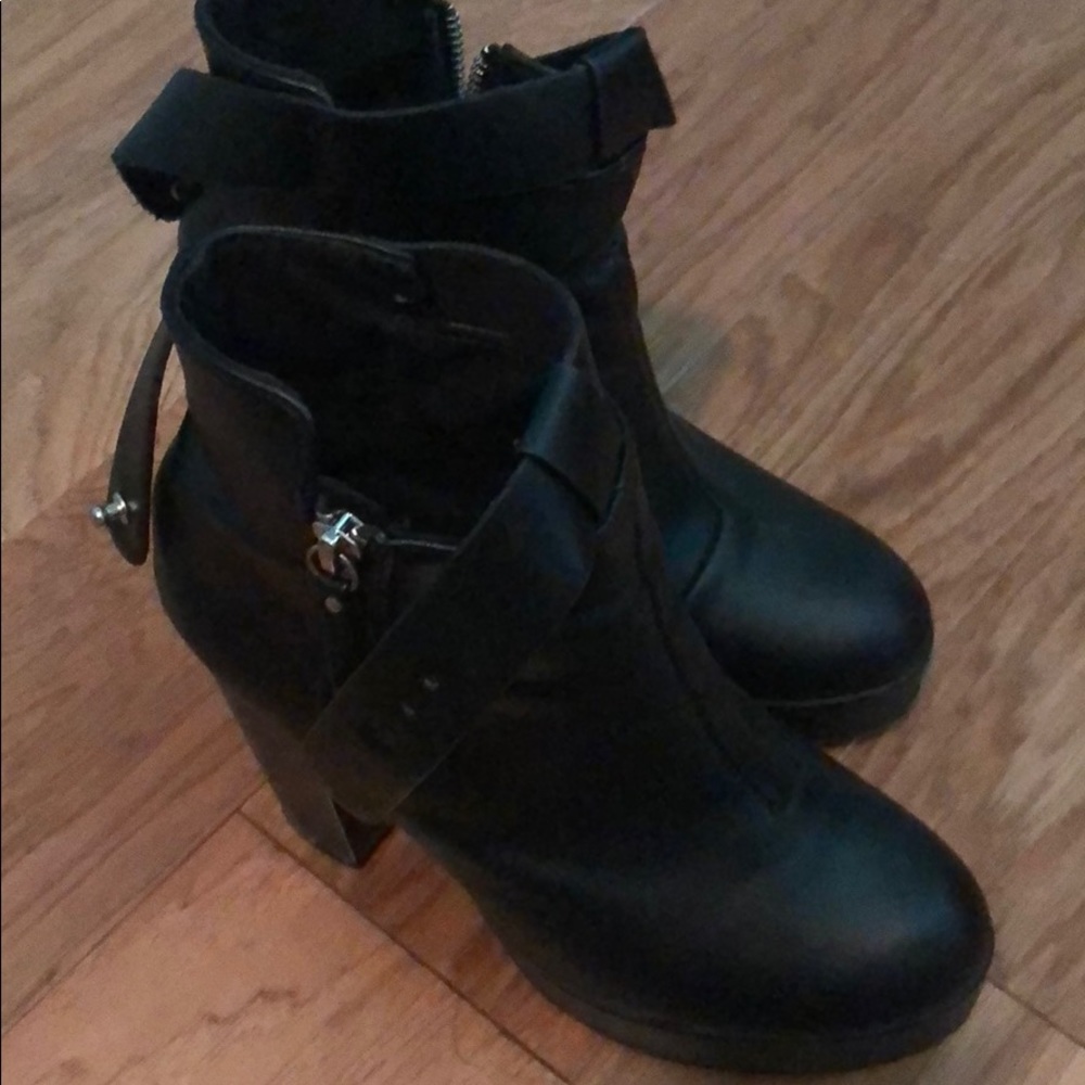 Like New Divided Booties